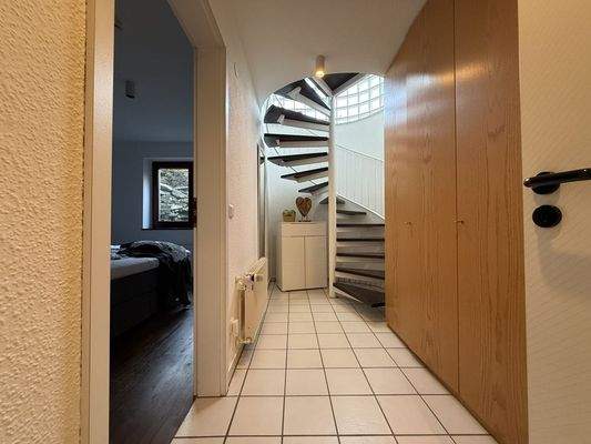 Diele mit Einbauschrank / Souterrain