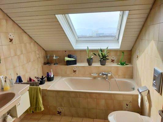 Bad mit Dusche und Badewanne