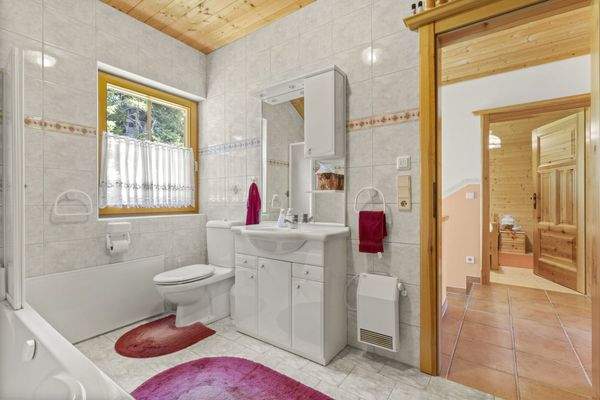 Badezimmer mit Badewanne und WC OG