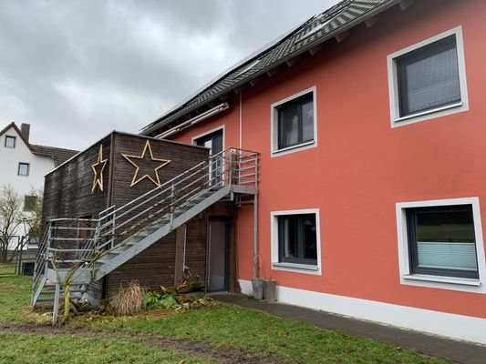 Hausansicht zum großen Balkon