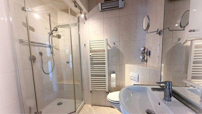 Badezimmer mit Dusche u. WC