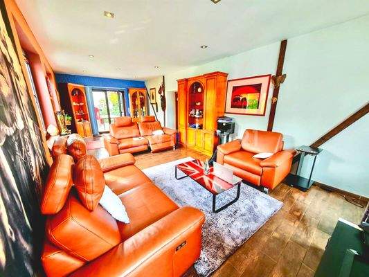 riesen lichtdurchflutetes Wohnzimmer