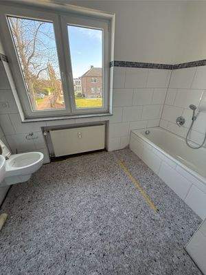 Großes Bad mit Badewanne