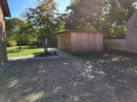 15. Parkplatz, 4 Stellplätze und Schuppen