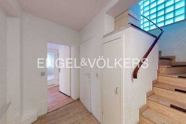 Eingansbereich zur Wohnung im EG und Aufgang ins OG