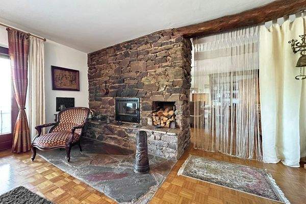 massiver Kamin im OG