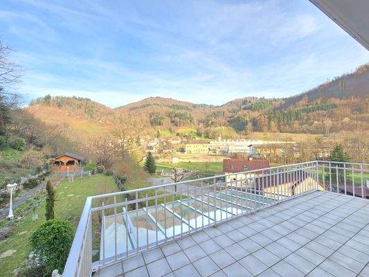 OG: Balkon mit Blick ins Wiesental und auf das Grundstück
