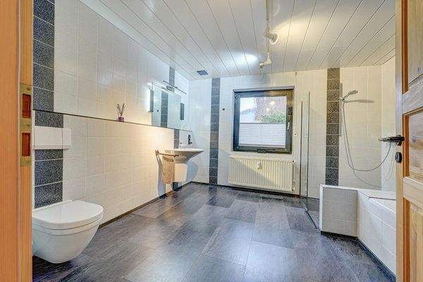 Wannen- und Duschbad EG