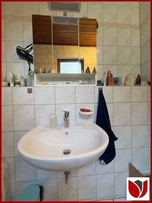 Duschbad mit WC und Spiegelschrank