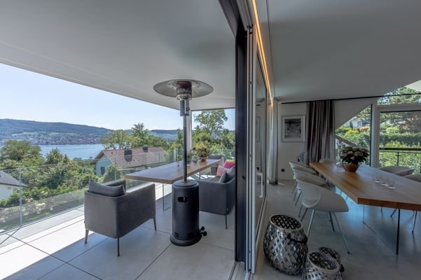 Balkon- und Esszimmer mit Seeblick.jpg