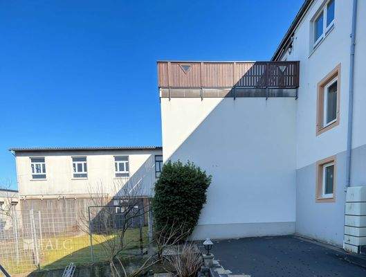 Rückansicht mit Werkstatt und Halle - (KI generiert)