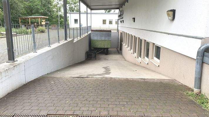 Zufahrt KG Gewerbeobjekt 1