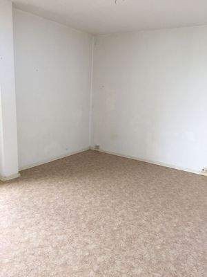 Leeres Zimmer mit Teppich