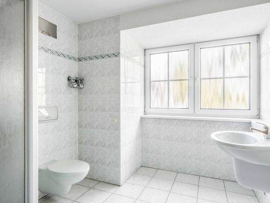 Badezimmer mit Dusche 