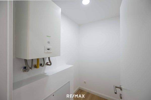 Abstellraum mit Waschmaschinenanschluss