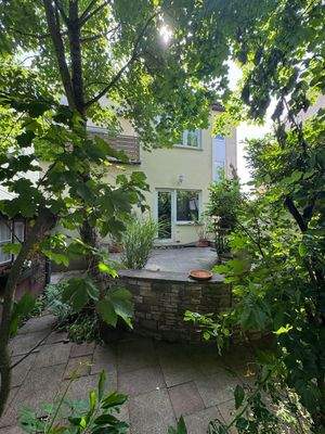 ... mit dem Geräteschuppen (links)