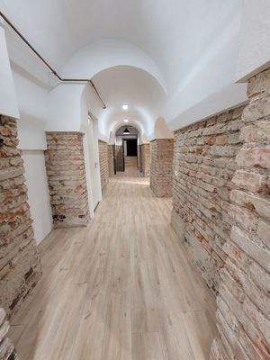 Gang- Blick zum Haupteingang.jpg