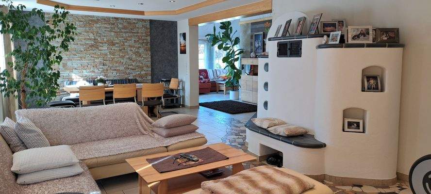 Wohnzimmer mit Kachelofen