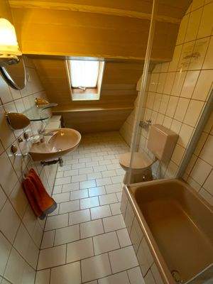 Älter, aber gepflegtes Bad im Dachgeschoss