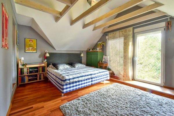 Schlafzimmer mit angrenzendem begehbaren Kleiderschrank