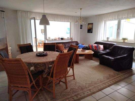 Blick in Wohn-Esszimmer