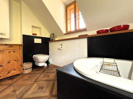 ... mit Wanne und WC