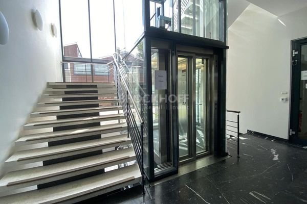Treppenhaus + Aufzug