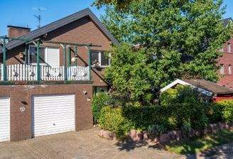 Ansicht mit Garage