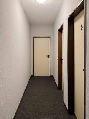 Flur 1. OG WC und Aufenthaltsrsaum.jpg