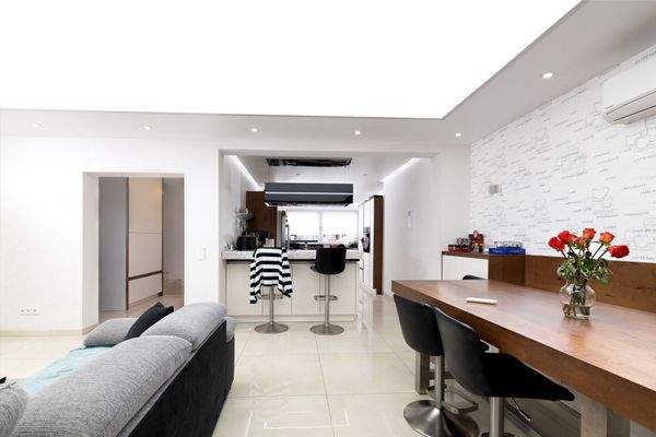 7 Wohnzimmer mit Blick auf die Küche