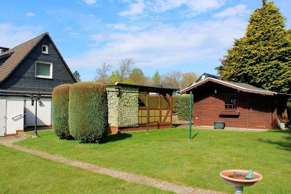 Gartenhaus und Pergola.JPG