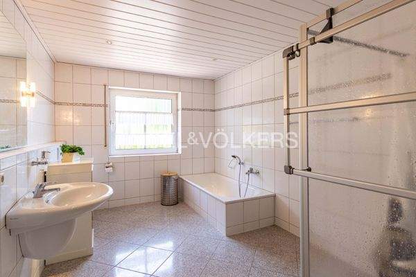 Vollbadezimmer im Erdgeschoss