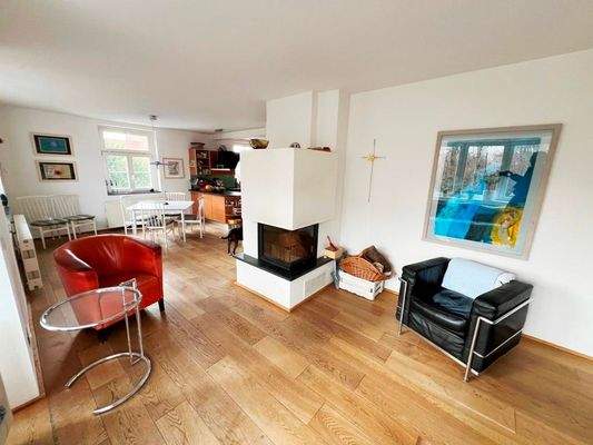 Wohnzimmer mit Kamin im Obergeschoss