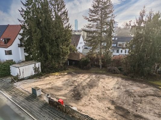 Grundstück mit Garage und Gartenhäuschen
