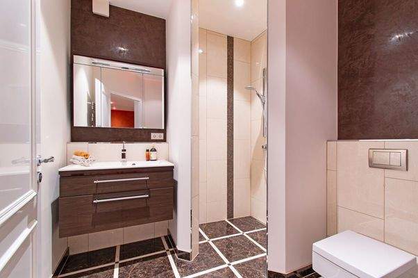 Badezimmer mit hochwertigen Versace-Fliesen