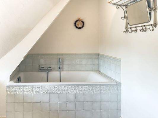 mit angrenzender Badewanne