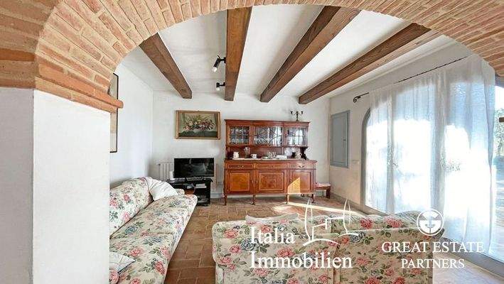 Typisches Bauernhaus mit Swimmingpool, Nebengebäude, Garten mit Olivenhain in Ortsnähe