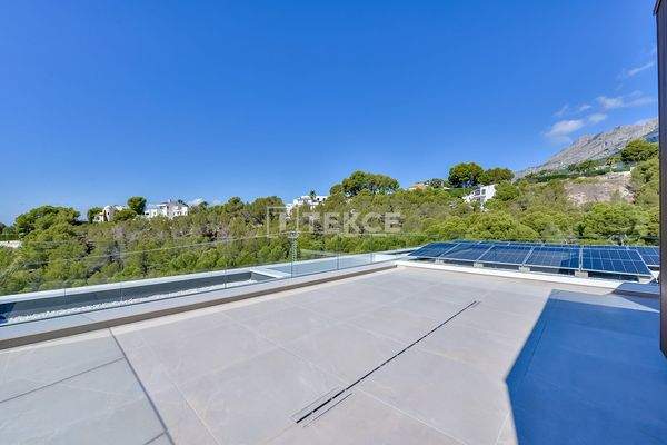 Detached Villa with Pool and Underground Parking in Altea Alicante