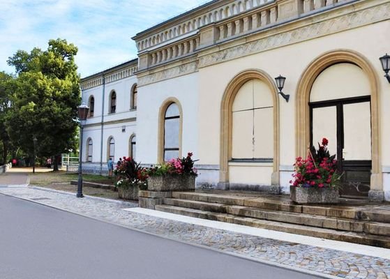 Bahnhof_außen_fassade-mit-blumen_bearbeitet.jpg