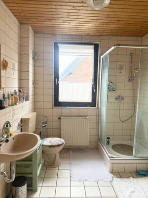 Bad mit Dusche im OG
