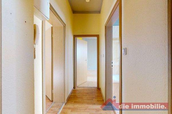 Heller Eingangsbereich der Wohneinheit 1