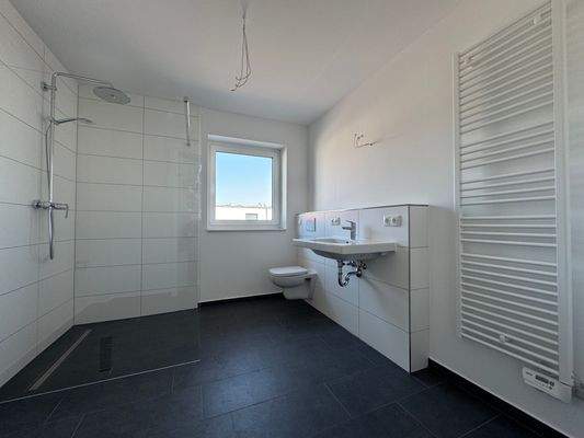 Tageslichtbad mit ebenerdiger Dusche