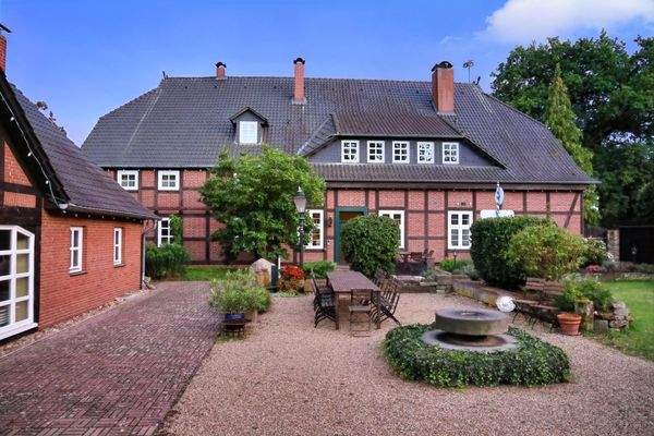 altes Herrenhaus und Kreativgarten