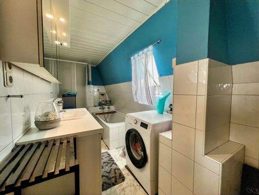 Wannenbad mit Dusche und Fenster