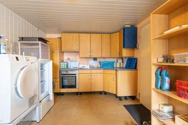 HWR mit Dusche und Küche