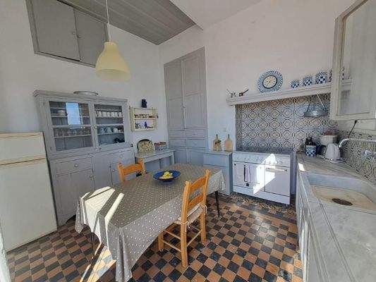 Kreta, Kalyves: Elegante neoklassizistische Villa am Meer zu verkaufen