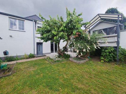 Gartenberiech mit Stelzenhaus.jpg