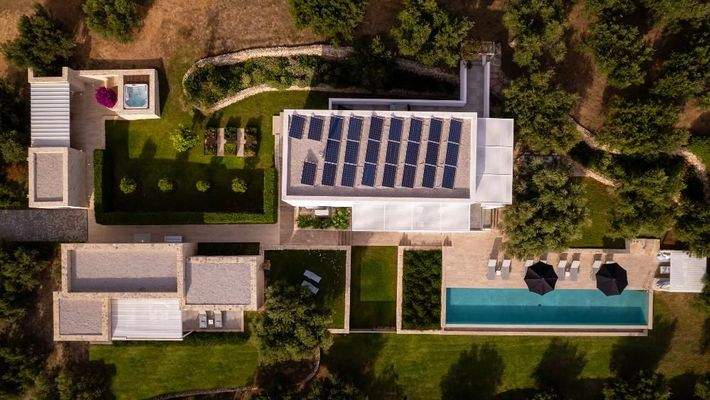 Kreta, Plaka: 2 Luxusvillen mit Tennisplatz, Olivenhain und atemberaubendem Meerblick zu verkaufen