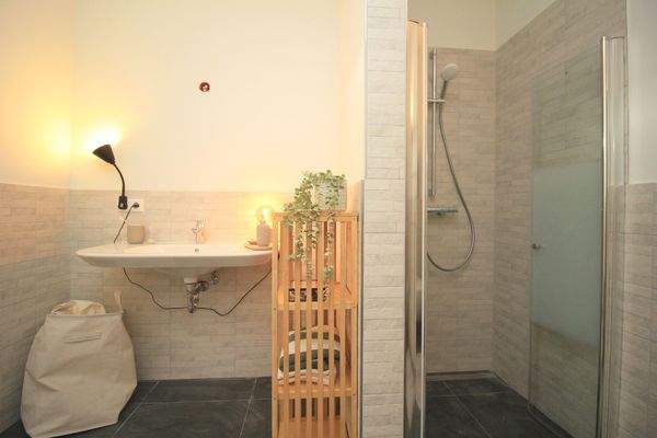 Bad mit Dusche und Wanne