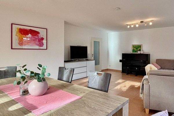 Wohnzimmer- und Esszimmer